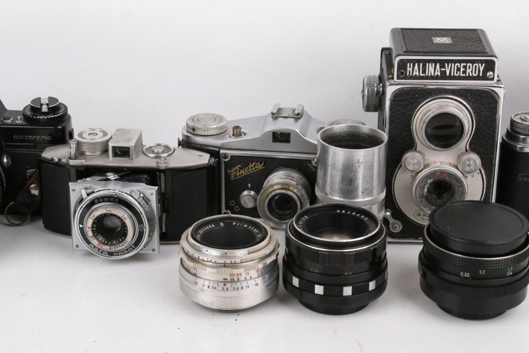 A collection of eight assorted vintage film cameras plus three spare lenses. - Image 3 of 4