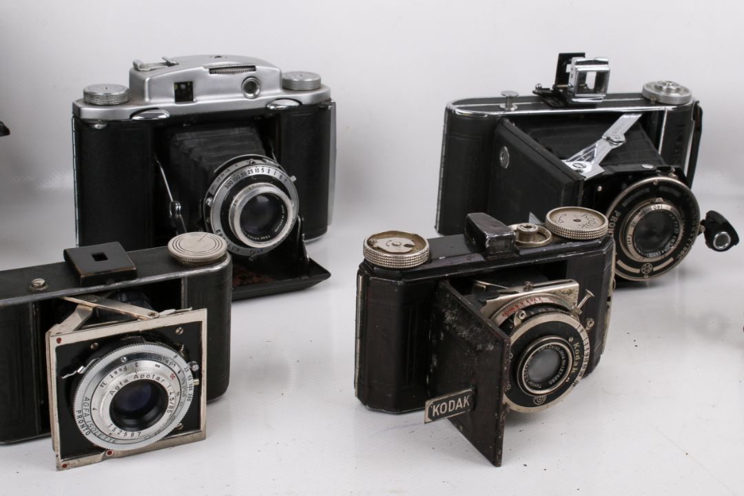 A collection of eight assorted vintage folding bellows film cameras. - Image 3 of 4