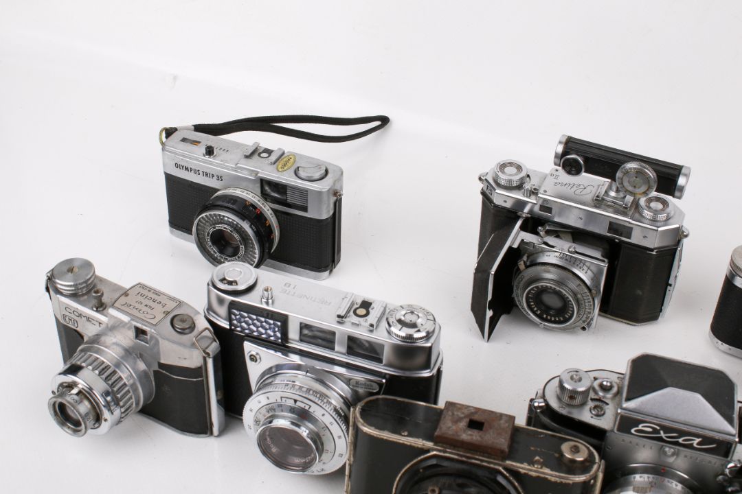 A collection of 13 assorted vintage 35mm film cameras - Image 2 of 4