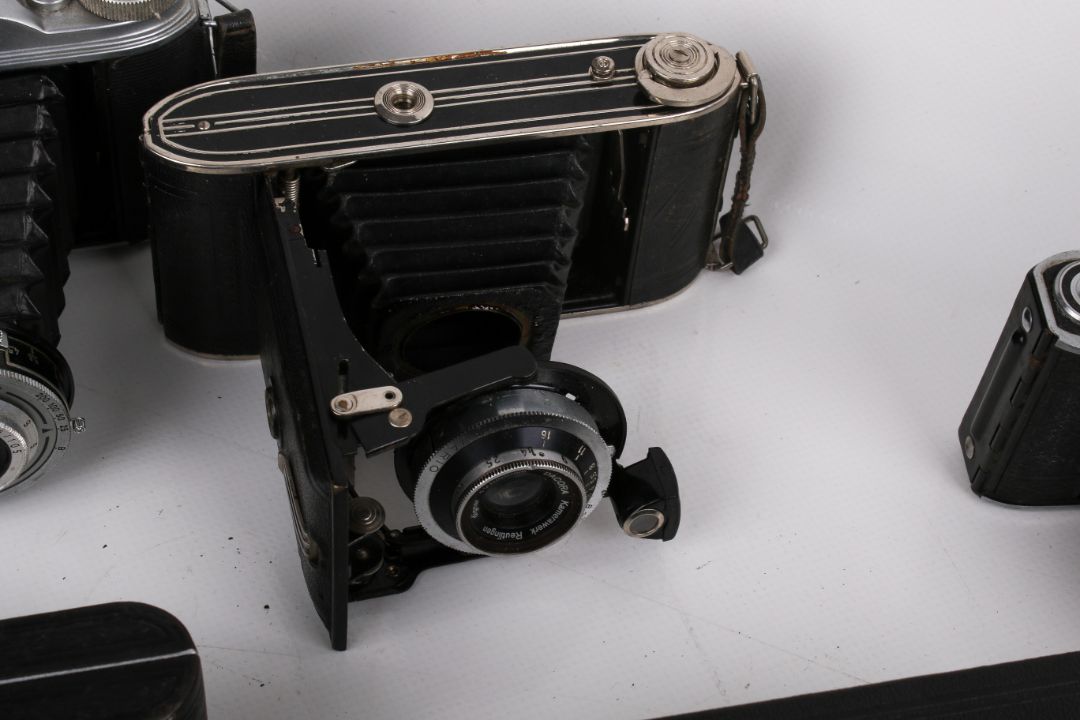 A collection of ten assorted vintage folding bellows film cameras. - Image 5 of 5