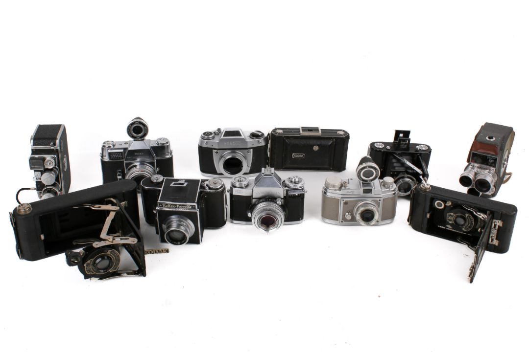 A collection of eleven assorted vintage film cameras. - Image 1 of 4
