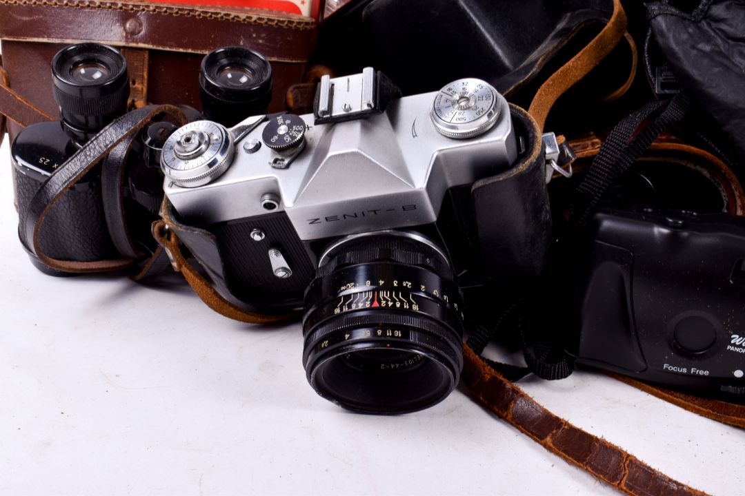 Large box of assorted vintage film cameras and accessories, some boxed or cased. - Image 2 of 4
