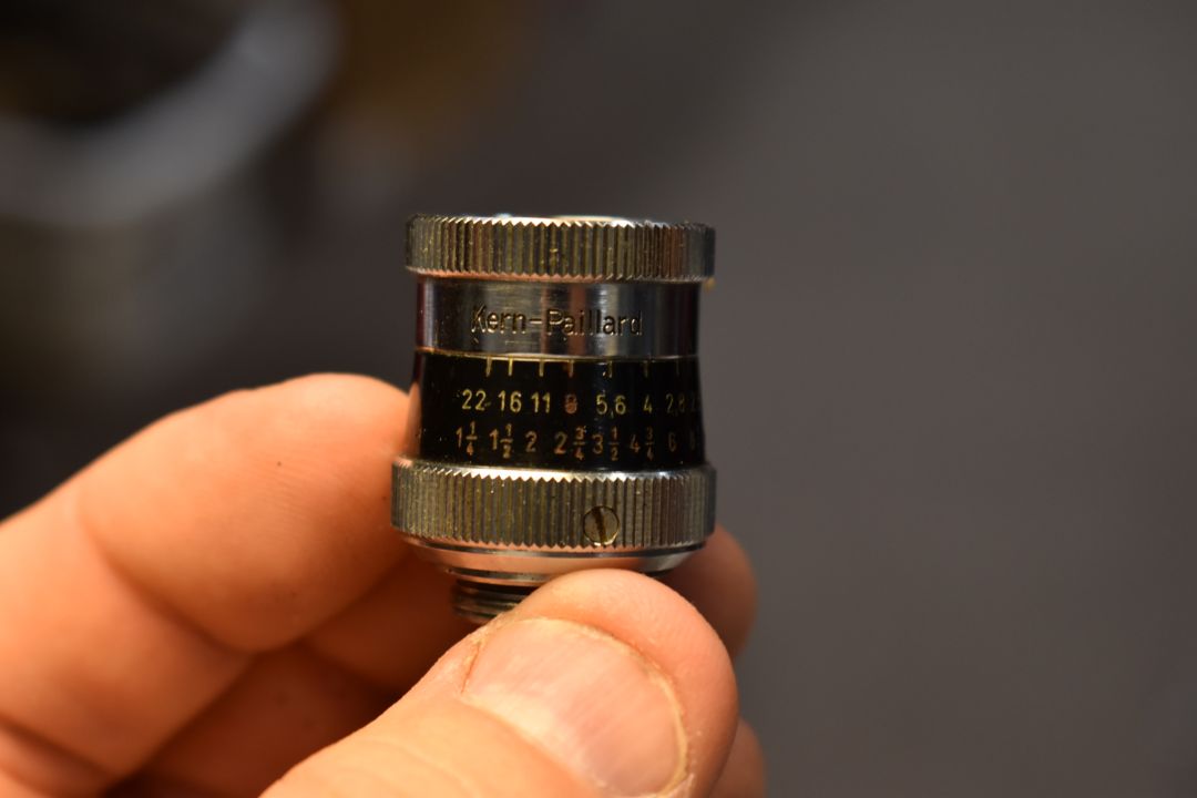 A collection of assorted vintage camera accessories. - Image 10 of 11