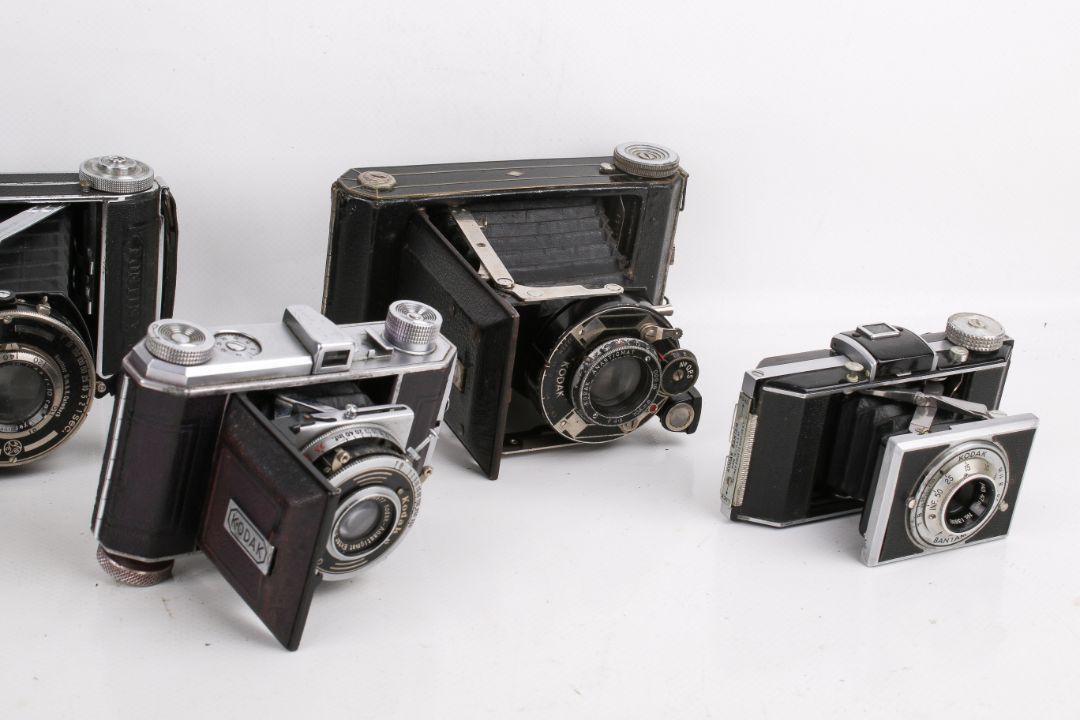A collection of eight assorted vintage folding bellows film cameras. - Image 4 of 4