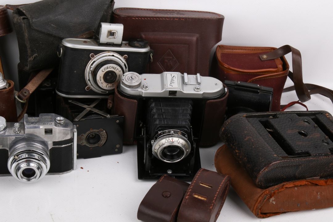 A collection of assorted vintage film cameras. - Image 4 of 4