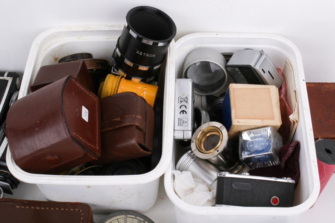 A collection of assorted vintage camera accessories. - Image 3 of 11