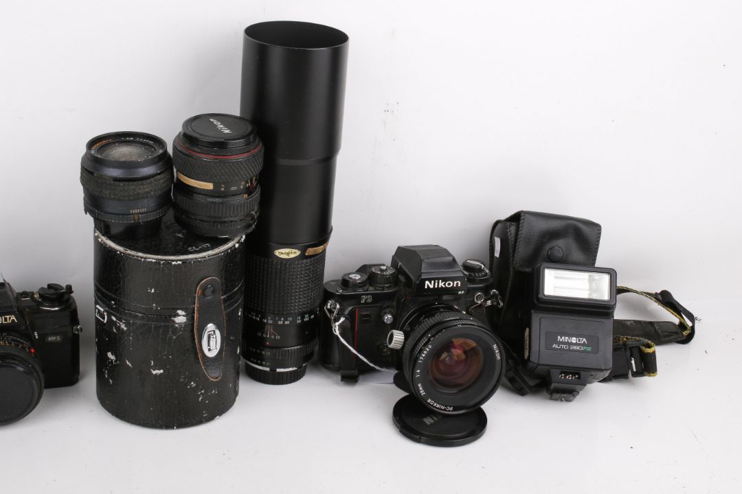 A group of assorted vintage film cameras. - Image 3 of 4