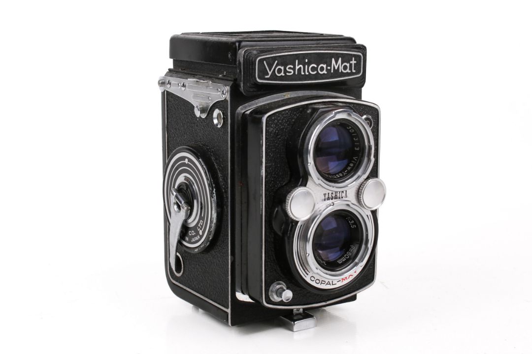 A vintage Yashica-Mat TLR medium format film cameras. - Image 1 of 3