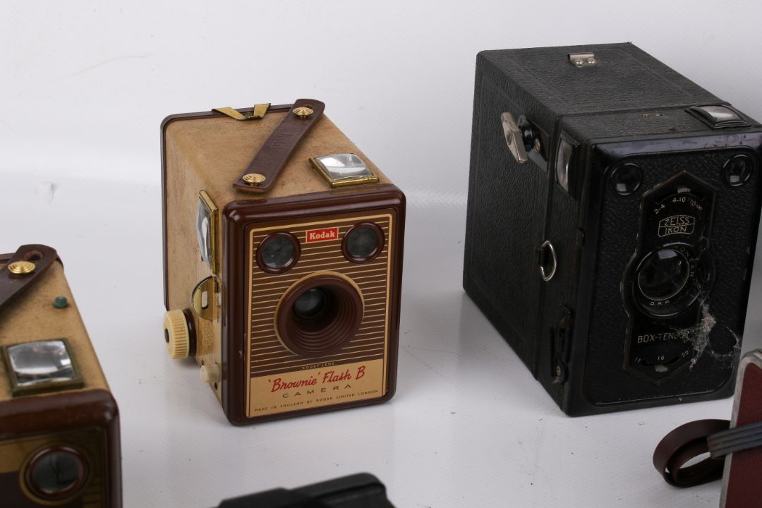 A collection of assorted vintage cameras, mostly box type. - Image 4 of 4