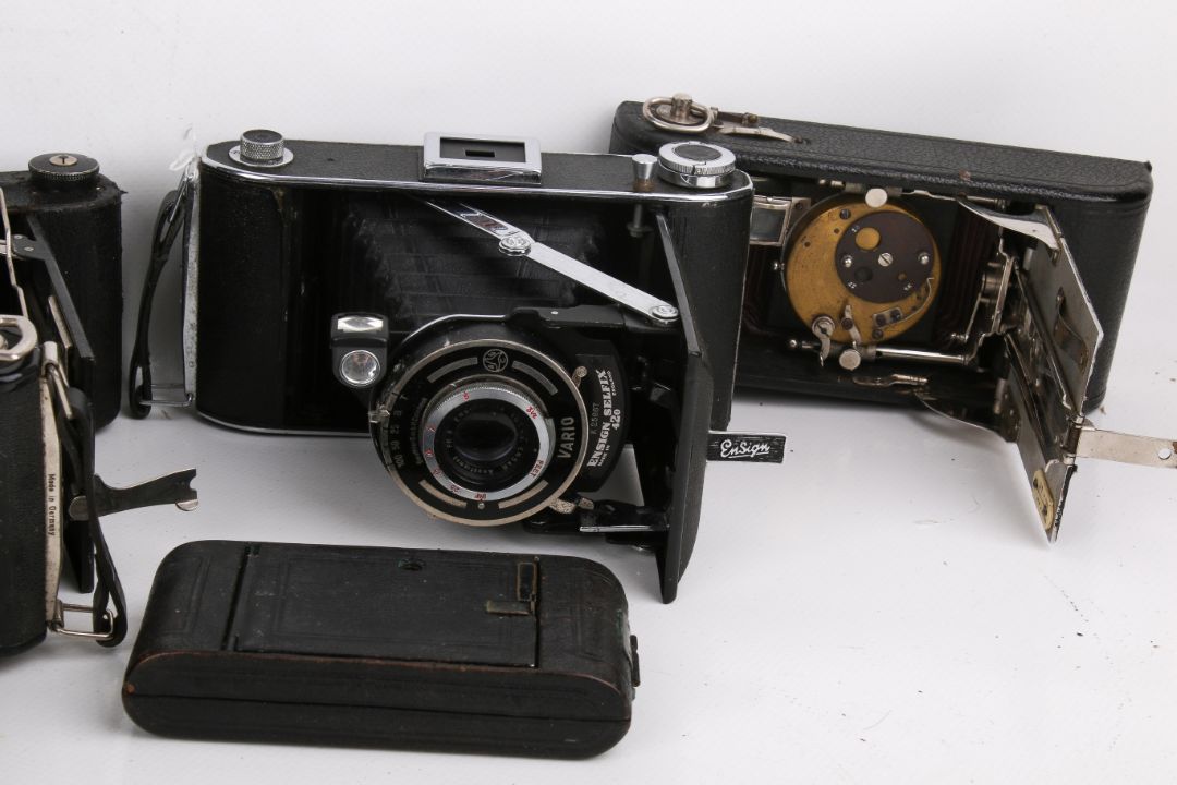 A collection of ten assorted vintage folding bellows film cameras. - Image 3 of 3