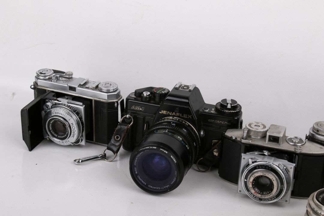 A collection of eight assorted vintage film cameras plus three spare lenses. - Image 2 of 4