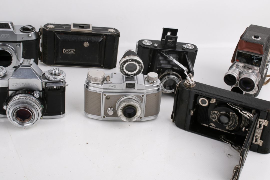 A collection of eleven assorted vintage film cameras. - Image 2 of 4