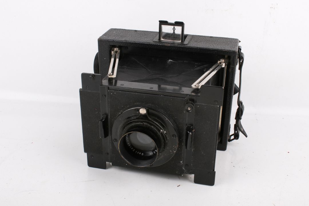 A circa 1900 Goerz folding strut plate camera. Having a Carl Zeiss Tessar 1:4.5 f=16. - Image 2 of 6