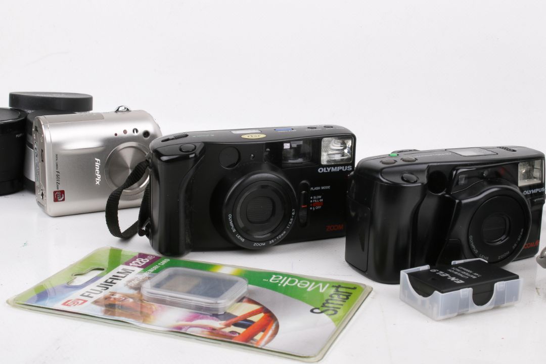 A group of six assorted compact cameras with accessories. - Image 3 of 4