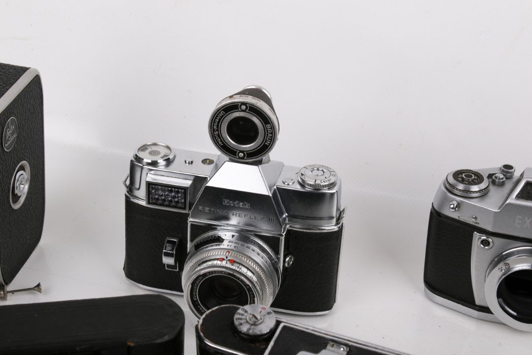 A collection of eleven assorted vintage film cameras. - Image 4 of 4