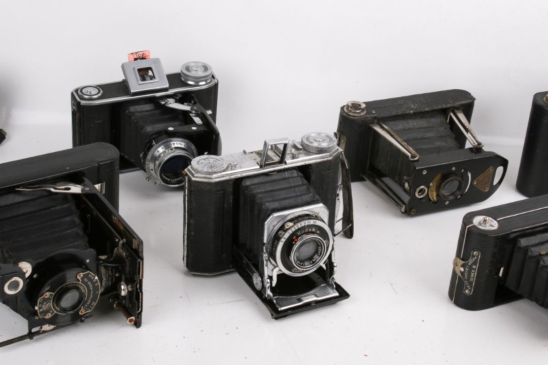 A collection of ten assorted vintage folding bellows film cameras. - Image 3 of 5