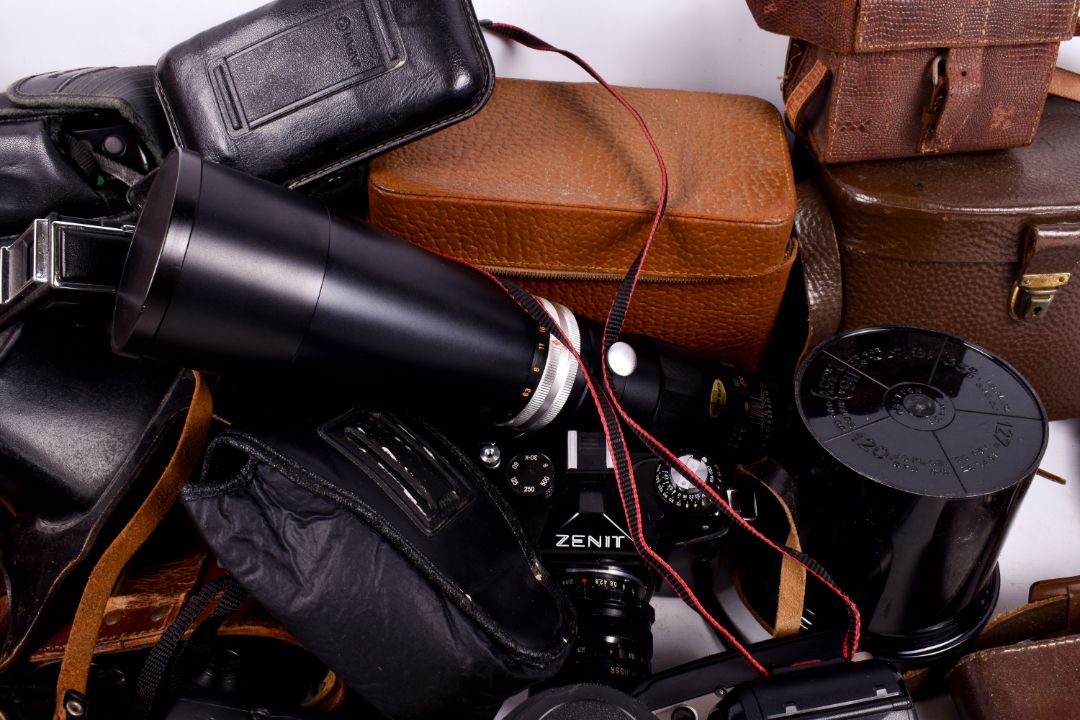 Large box of assorted vintage film cameras and accessories, some boxed or cased. - Image 3 of 4