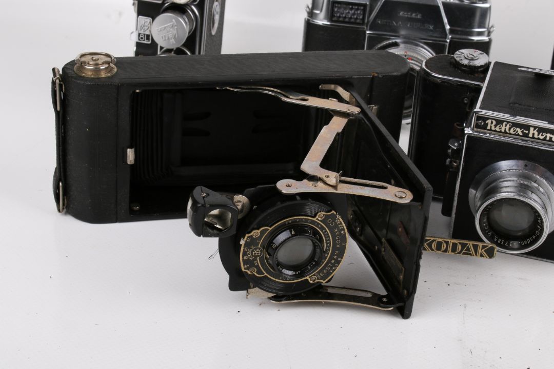 A collection of eleven assorted vintage film cameras. - Image 3 of 4