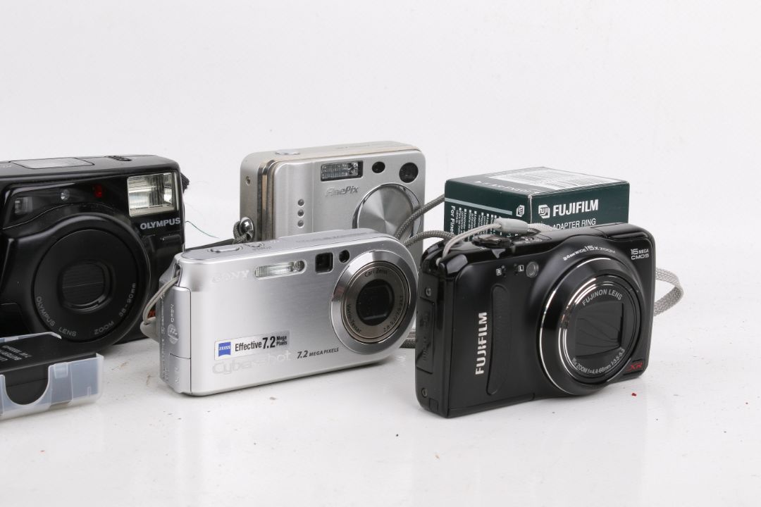 A group of six assorted compact cameras with accessories. - Image 2 of 4