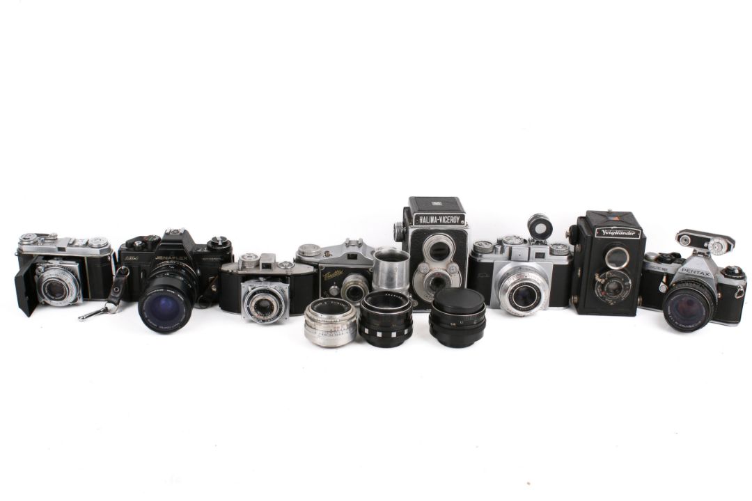 A collection of eight assorted vintage film cameras plus three spare lenses. - Image 1 of 4