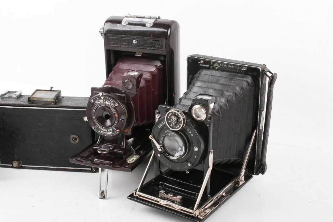 A group of four assorted vintage folding bellows film cameras. - Image 2 of 3