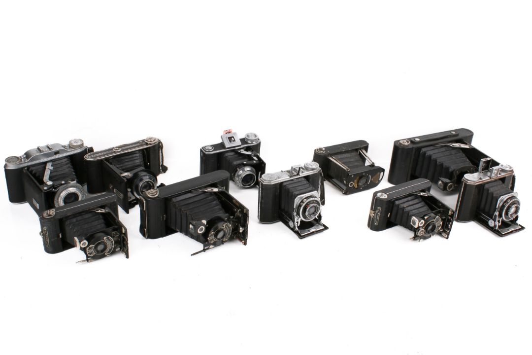 A collection of ten assorted vintage folding bellows film cameras. - Image 1 of 5