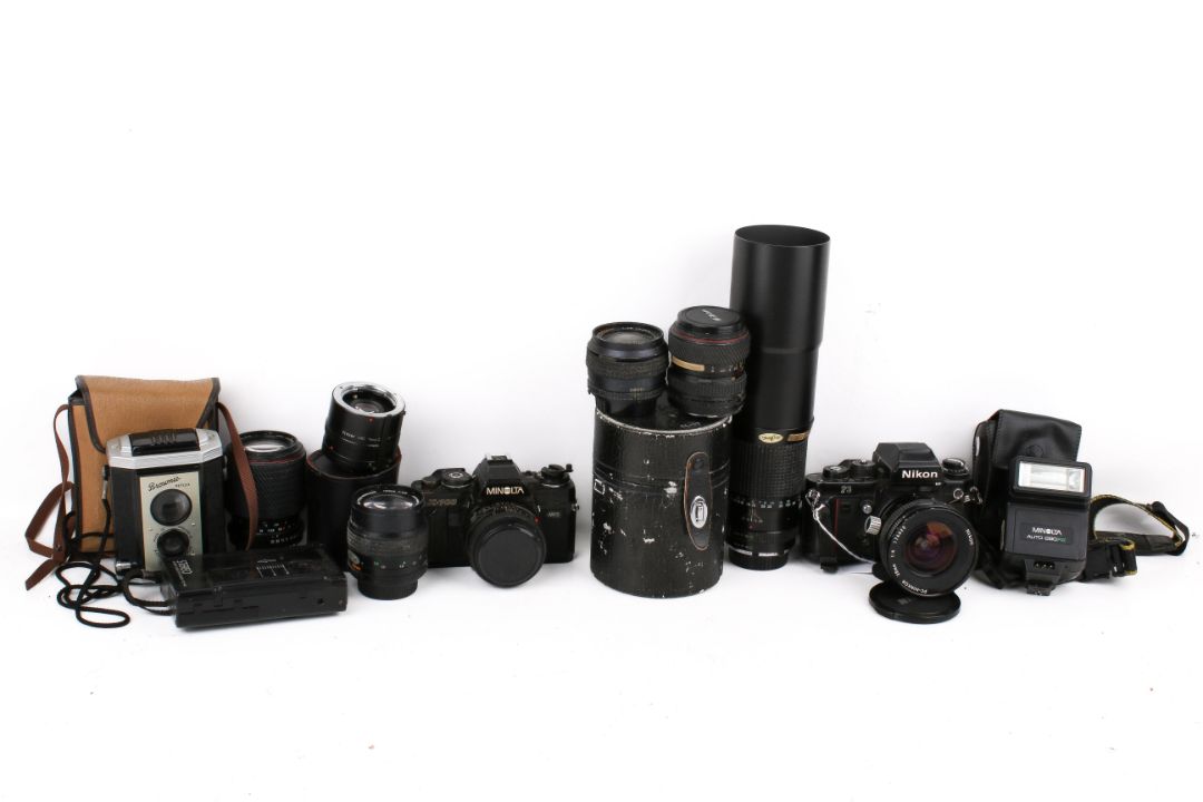 A group of assorted vintage film cameras. - Image 1 of 4