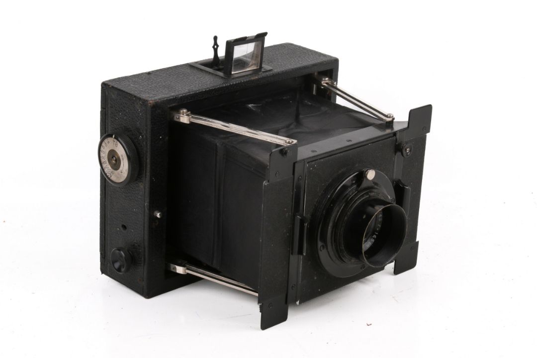 A circa 1900 Goerz folding strut plate camera. Having a Carl Zeiss Tessar 1:4.5 f=16. - Image 1 of 6