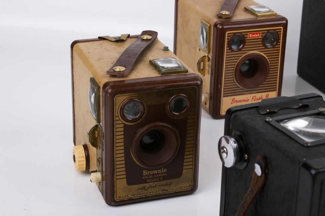 A collection of assorted vintage cameras, mostly box type. - Image 3 of 4