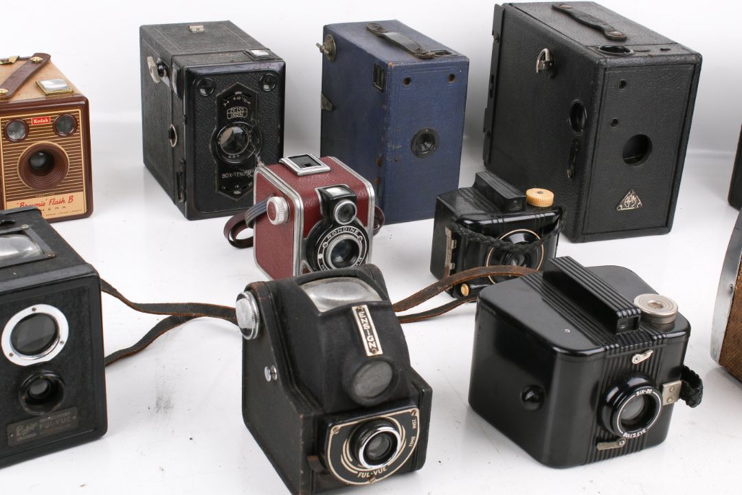 A collection of assorted vintage cameras, mostly box type. - Image 2 of 4