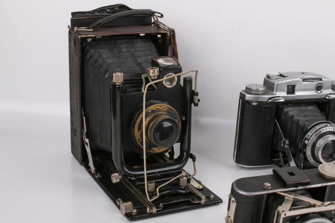 A collection of eight assorted vintage folding bellows film cameras. - Image 2 of 4