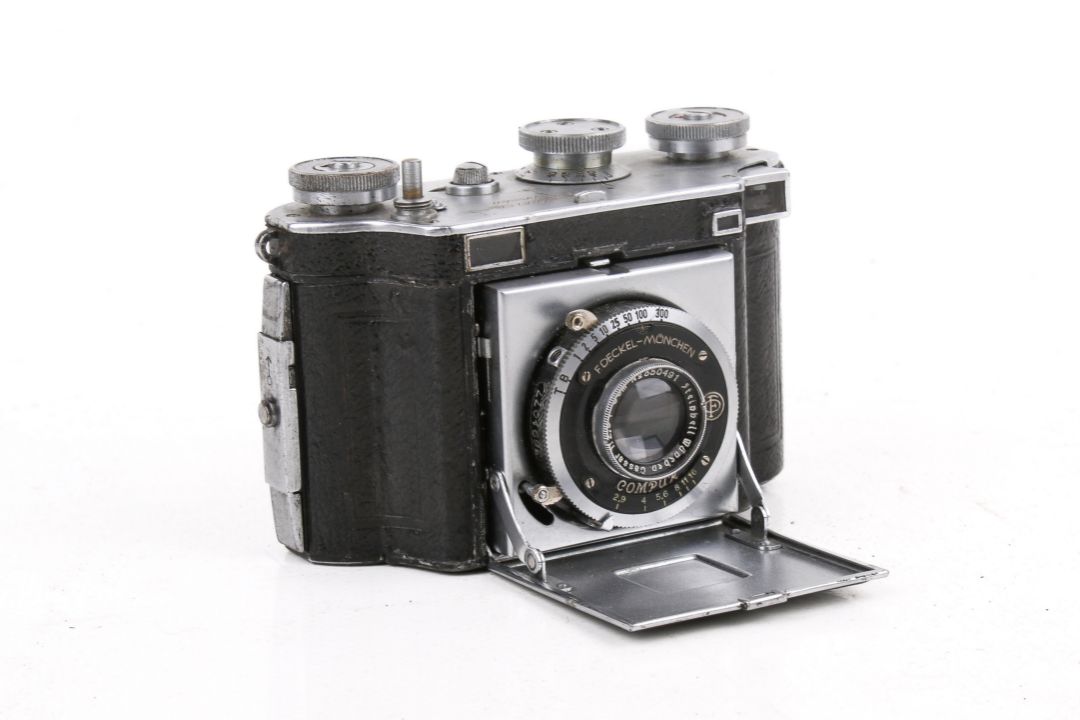A vintage Dollina Certo Dresden folding rangefinder 35mm film camera. - Image 1 of 3