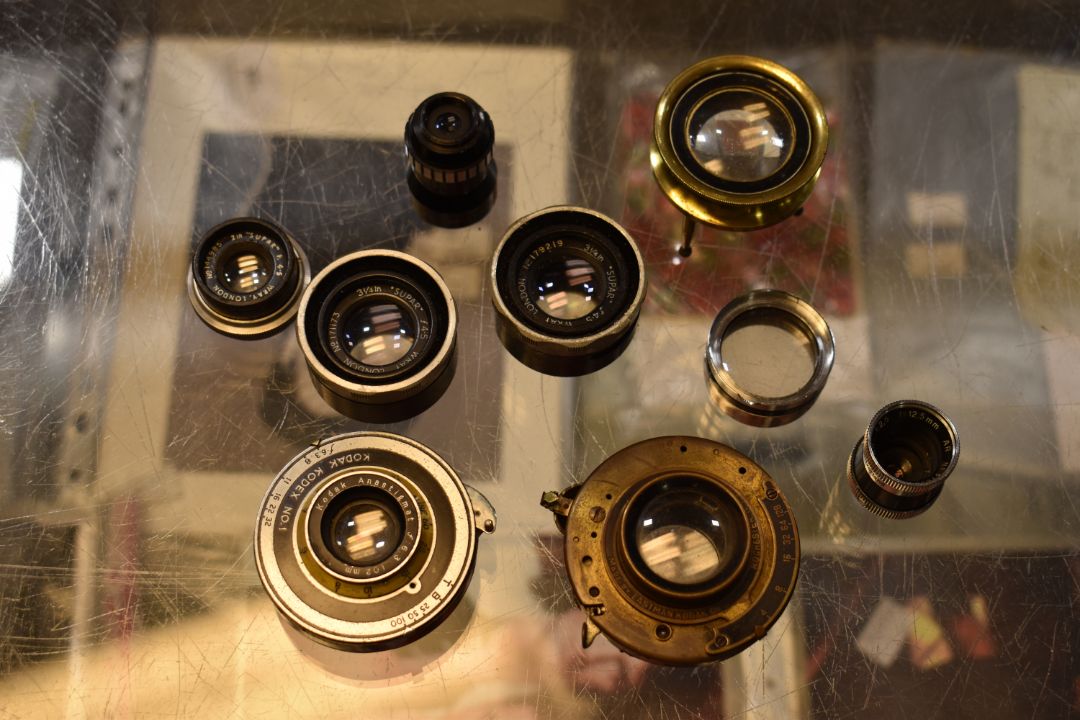 A collection of assorted vintage camera accessories. - Image 4 of 11