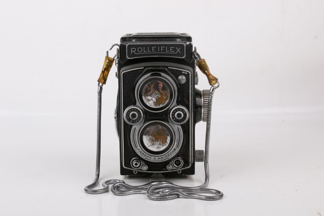 A vintage Rolleiflex TLR medium format film camera. S/n 1429095 with Carl ZeissTessar 1:3. - Image 3 of 3
