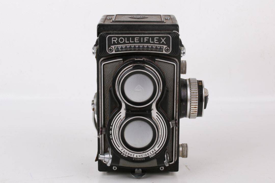 A vintage Rolleiflex TLR medium format film camera. S/n 2109053 with Carl ZeissTessar 1:3. - Image 3 of 3