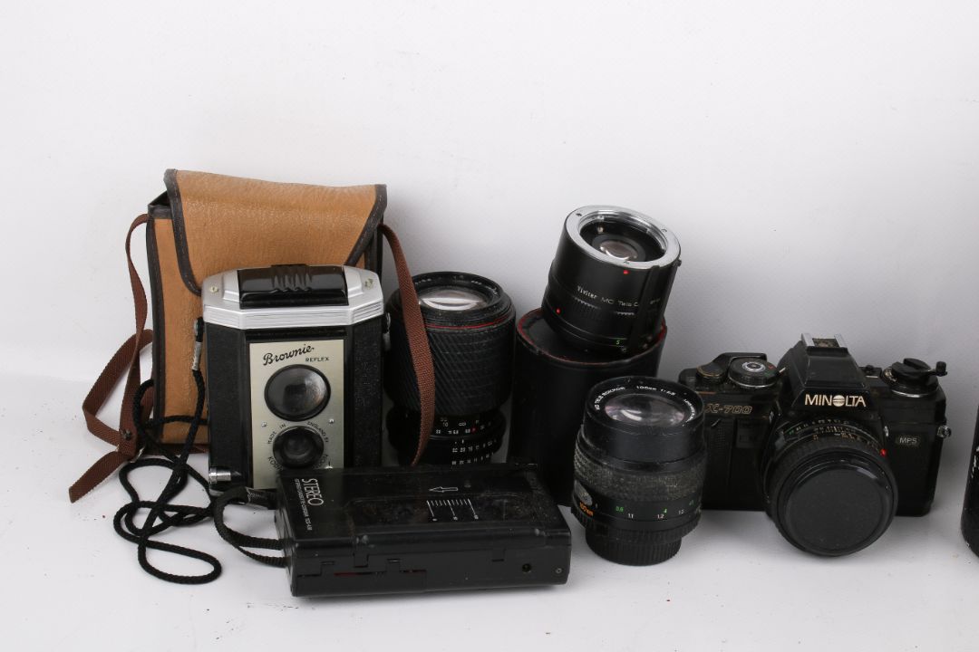 A group of assorted vintage film cameras. - Image 2 of 4