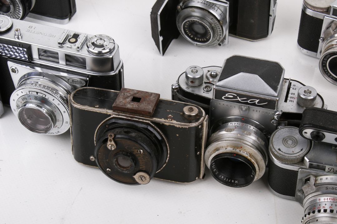 A collection of 13 assorted vintage 35mm film cameras - Image 4 of 4