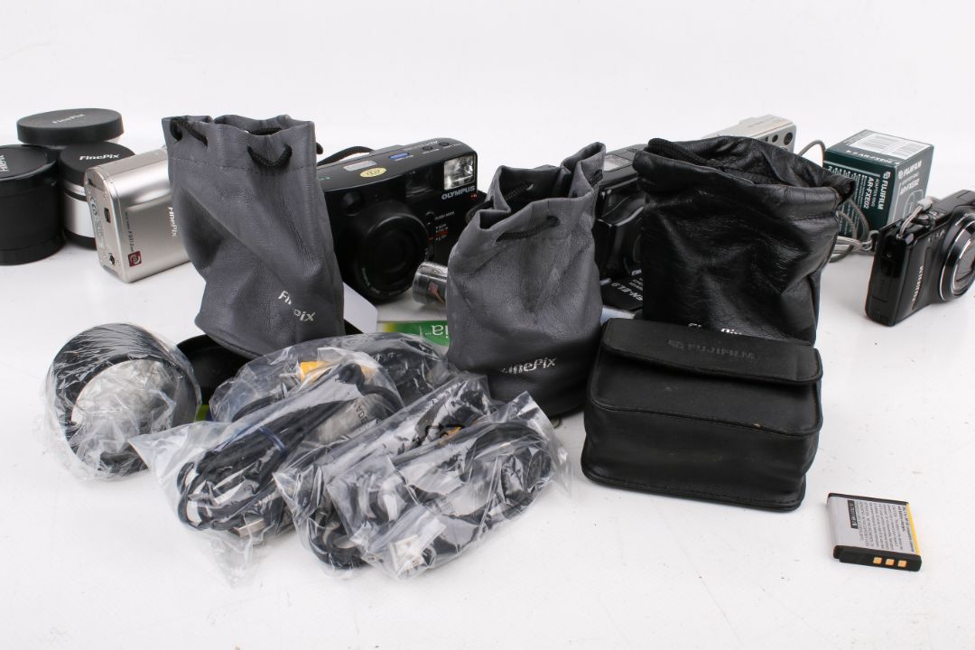 A group of six assorted compact cameras with accessories. - Image 4 of 4
