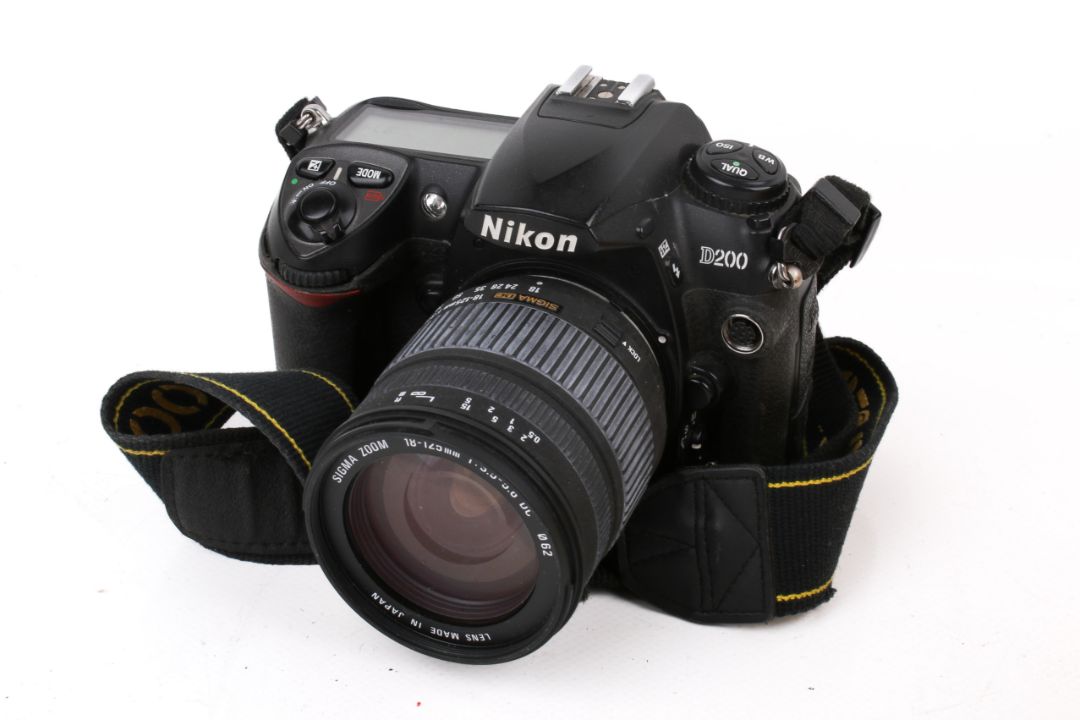 A Nikon D200 digital camera outfit. S/n 8011676, with Sigma Zoom 18-125mm 1:3.5-5.6 DC lens, etc. - Image 2 of 4