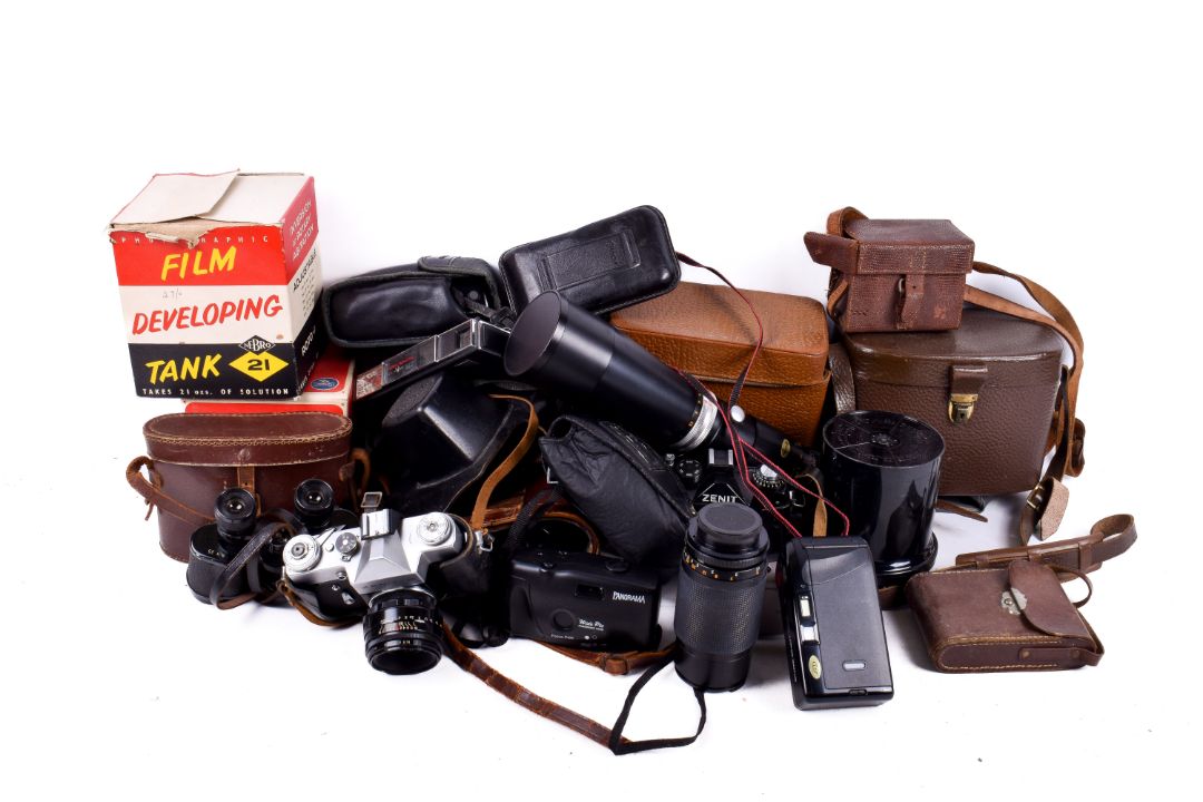 Large box of assorted vintage film cameras and accessories, some boxed or cased. - Image 1 of 4