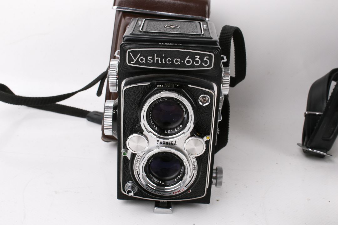 Yashica 636 TLR medium format film camera outfit, cased. S/n SX 6080275, with Yashikor 1:3. - Image 2 of 4