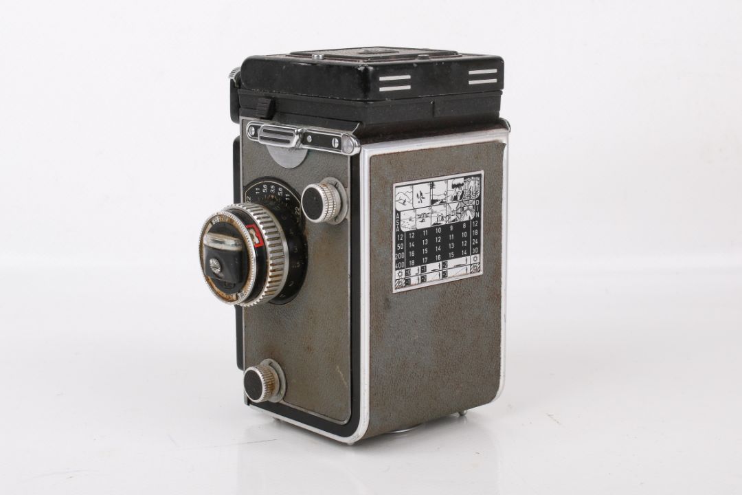 A vintage Rolleiflex TLR medium format film camera. S/n 2109053 with Carl ZeissTessar 1:3. - Image 2 of 3
