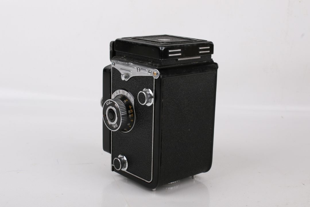 A vintage Yashica-Mat TLR medium format film cameras. - Image 2 of 3