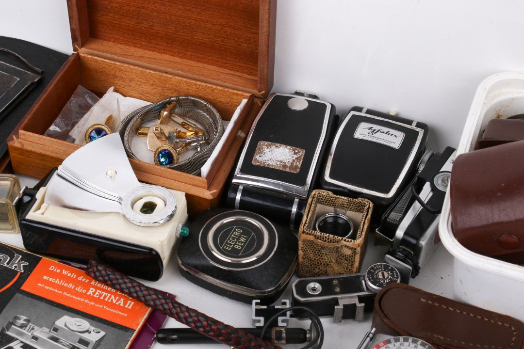 A collection of assorted vintage camera accessories. - Image 2 of 11