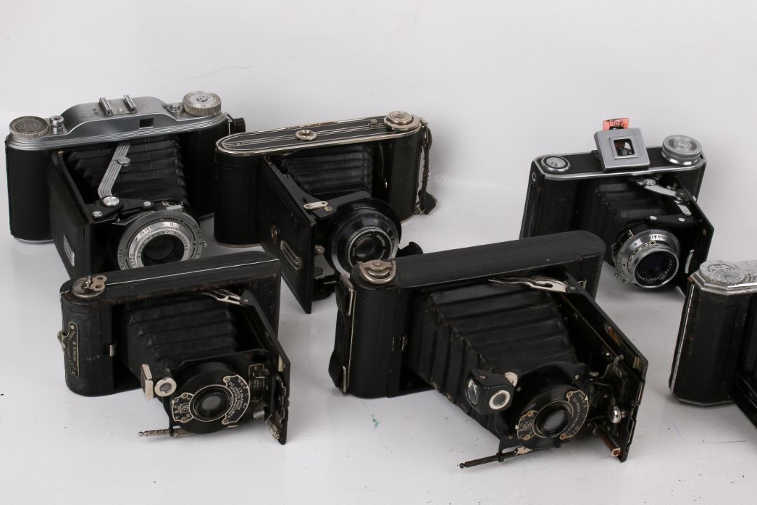 A collection of ten assorted vintage folding bellows film cameras. - Image 4 of 5