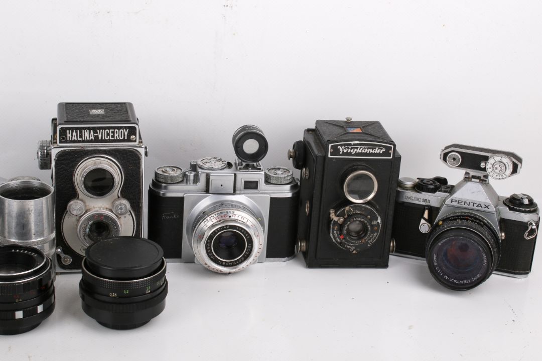 A collection of eight assorted vintage film cameras plus three spare lenses. - Image 4 of 4