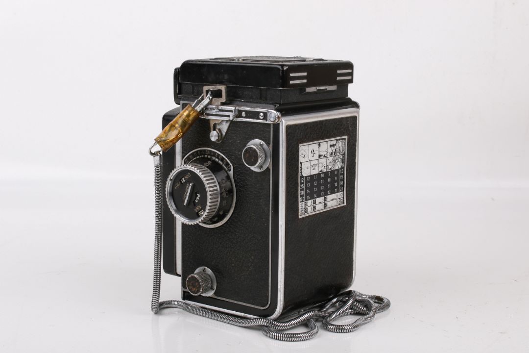 A vintage Rolleiflex TLR medium format film camera. S/n 1429095 with Carl ZeissTessar 1:3. - Image 2 of 3