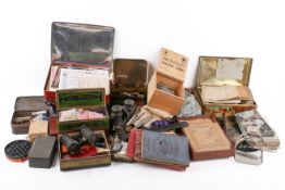 A quantity of assorted small collectables.