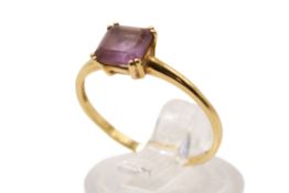 A tested 18ct gold and amethyst ring.