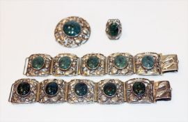 Silber-Schmuck-Set, 935 Silber mit Malachit: 2 Armbänder mit Tierdekoren, L 17 cm, runde Brosche,